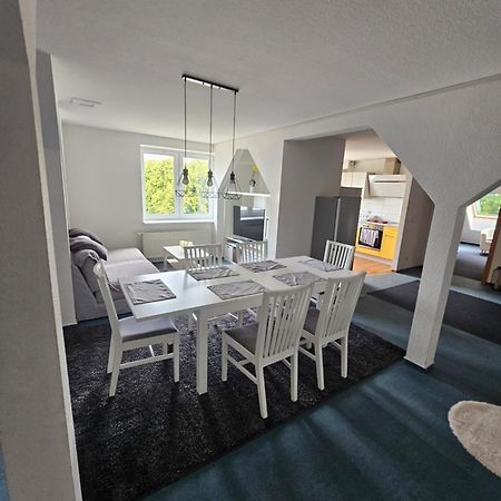 רוסטוק 6 Bedroom Private Apartment & Lounge מראה חיצוני תמונה