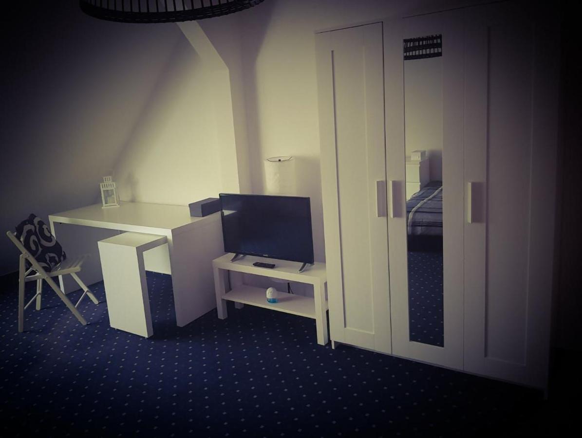 רוסטוק 6 Bedroom Private Apartment & Lounge מראה חיצוני תמונה