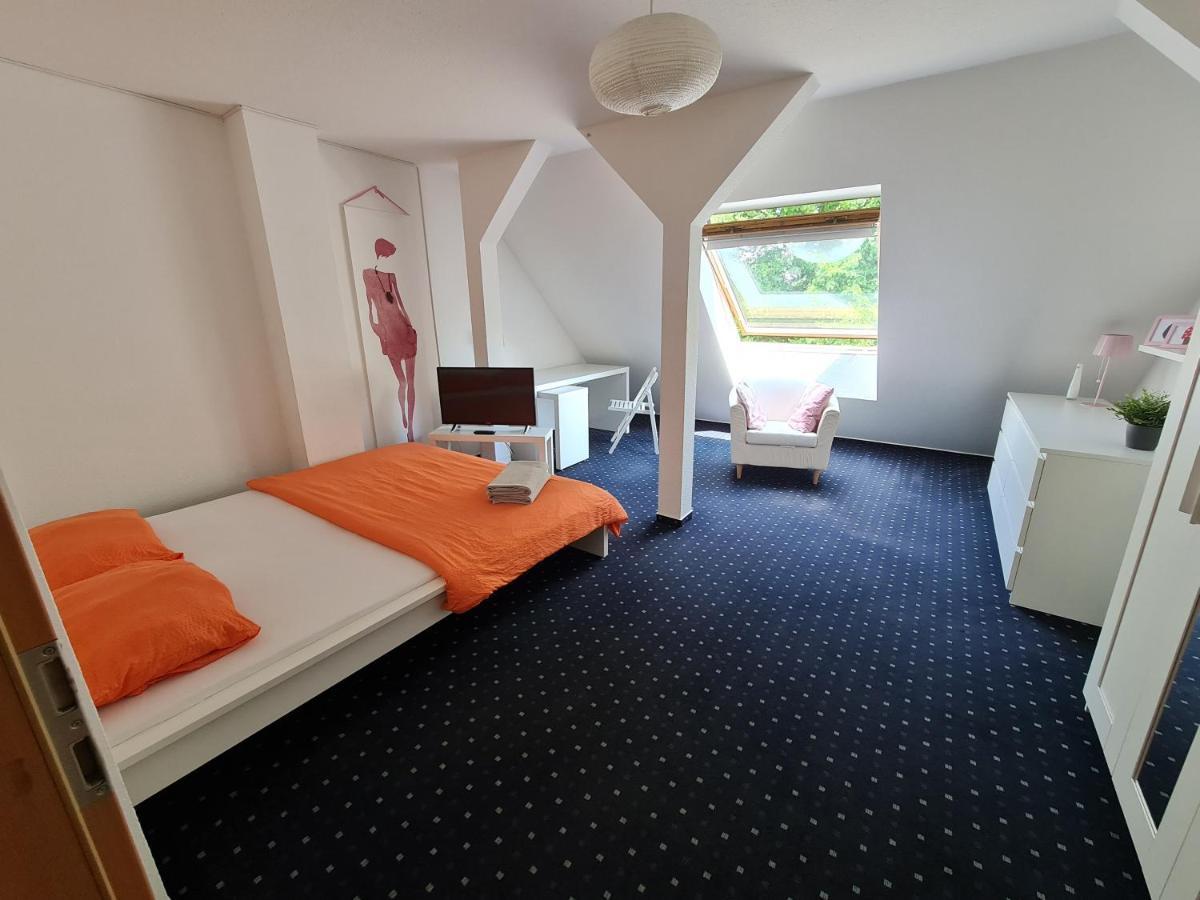 רוסטוק 6 Bedroom Private Apartment & Lounge מראה חיצוני תמונה