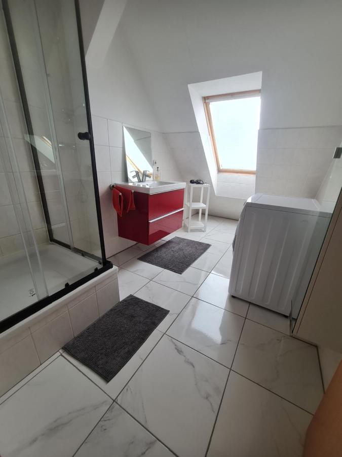 רוסטוק 6 Bedroom Private Apartment & Lounge מראה חיצוני תמונה